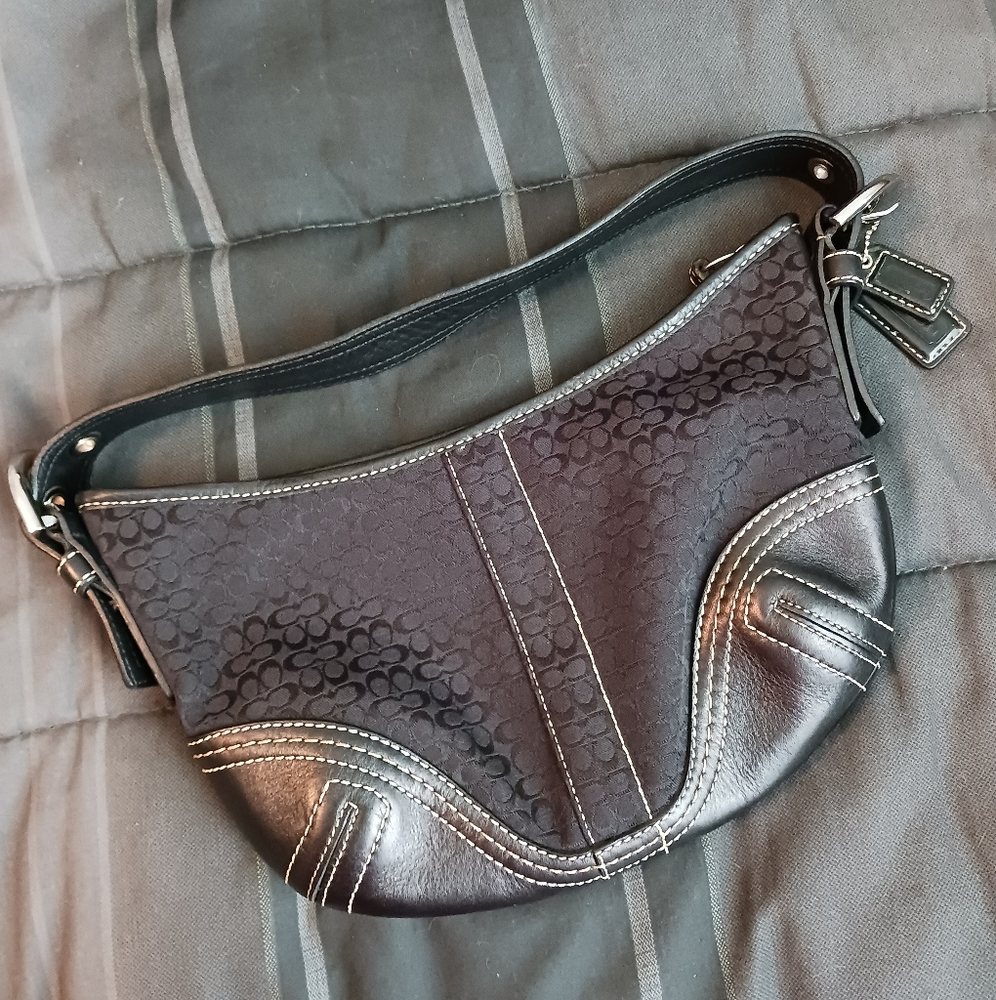 🎀 Classic Coach handbag 👜